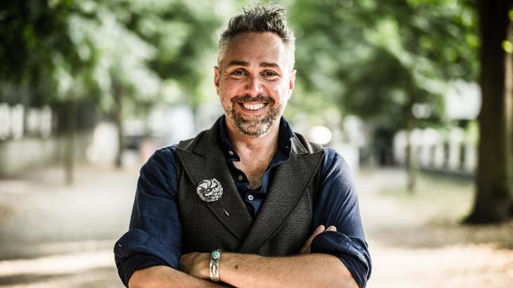 Wir suchen Singles, die sich verlieben möchten Sternekoch Roland Trettel ist Gastgeber der neuen VOX-Dating-Doku "First Dates - Ein Tisch für Zwei"