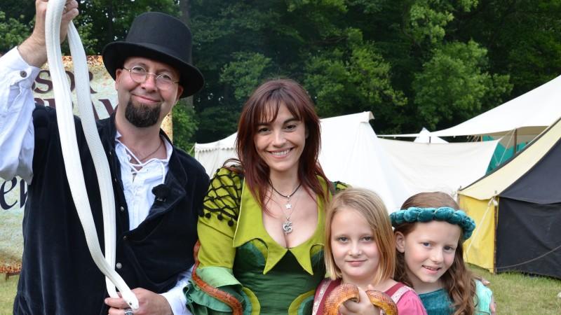 Fortsetzung der Tierretter von Rumänien hundkatzemaus-Reporterin Diana Eichhorn erfährt auf dem Mittelalterfest Wissenswertes über Pyhton und Natter.