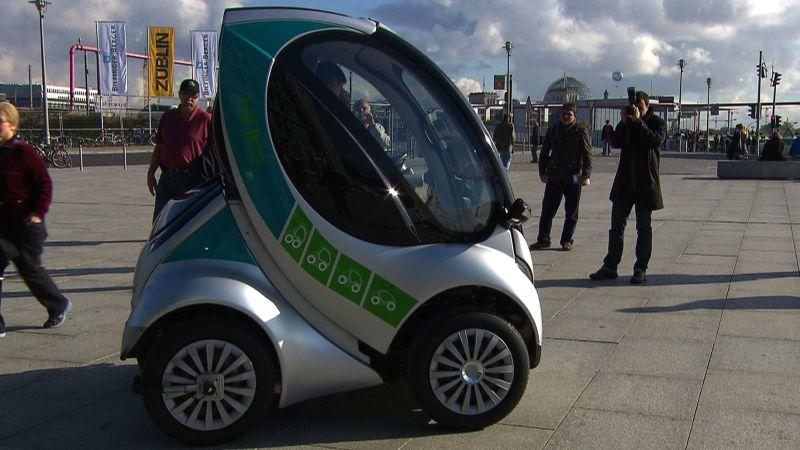 Faltelektroauto auto mobil schaut sich den Hiriko näher an