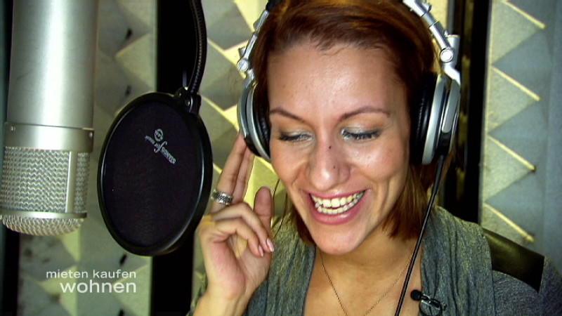Die Maklerin singt im Tonstudio mieten kaufen wohnen Maklerin Aida Ghezal