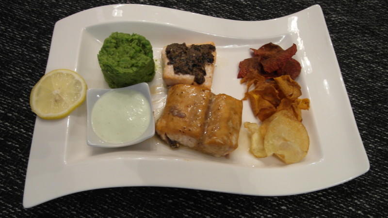 Renés Hauptspeise: Lachs mit Ahornsirup und unter Olivenkruste, Gemüsechips und Zuckerschoten Renés Hauptspeise: Lachs mit Ahornsirup und unter Olivenkruste, Gemüsechips und Zuckerschoten