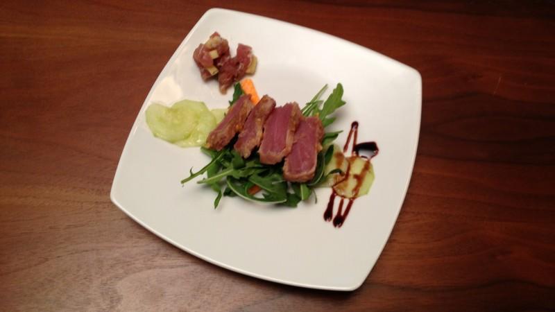 Erdals Vorspeise: Thunfisch-Sashimi im Erdnussmantel auf einem Gurken-Carpaccio an Wassermelonen-Sorbet Erdals Vorspeise: Thunfisch-Sashimi im Erdnussmantel auf einem Gurken-Carpaccio an Wassermelonen-Sorbet
