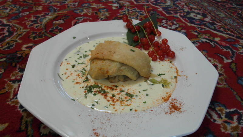 Uschis Vorspeise: Gemüse-Strudel auf Sauerrahm Uschis Vorspeise: Gemüse-Strudel auf Sauerrahm