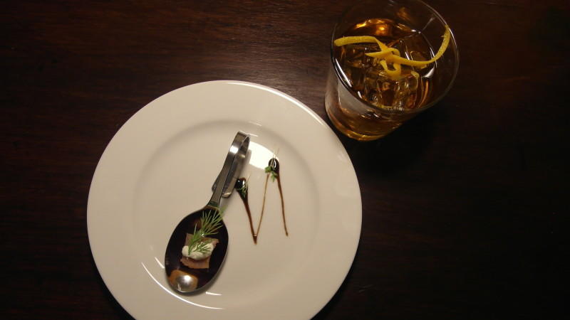 Kai startet in den Abend mit Weihnachts-Old-Chrismas-Fashion und Amuse-Bouche von der roten Beete Kais Aperitif "Weihnachts-Old-Chrismas-Fashion" und Amuse Gueule "Amuse-Bouche von der roten Beete" bei "Das perfekte Dinner"