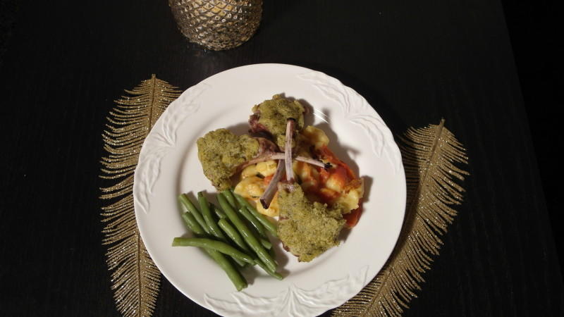 Melanies Hauptgang: Lammkarree in Kräuterkruste mit Gnocchi und Bohnen Melanies Hauptgang: Lammkarree in Kräuterkruste mit Gnocchi und Bohnen