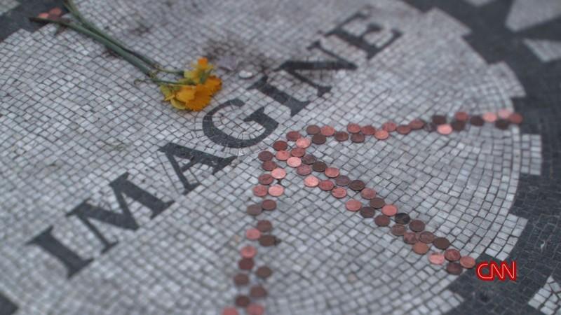 Crimes of the Century: Der Mord an John Lennon Erinnerungs-Mosaik von Yoko Ono VOX/Scott Free Productions 2014