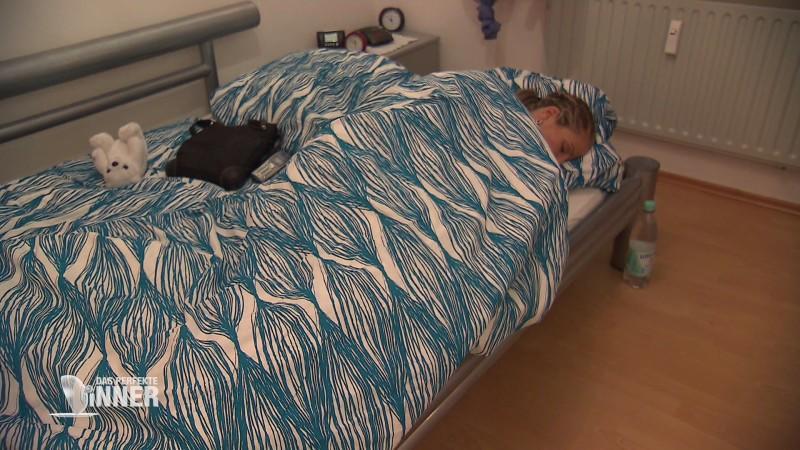 Profiboxerin Nikki hängt vor dem Dinner in den Seilen Profiboxerin Nikki hängt vor dem Dinner in den Seilen