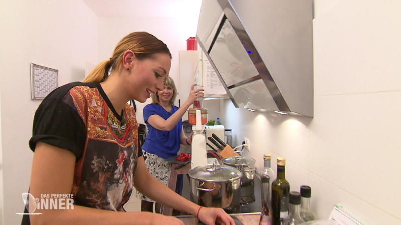 Victoria muss sich gegen Küchenhilfe Mama durchsetzen "Das Perfekte Dinner"-Kandidatin Victoria