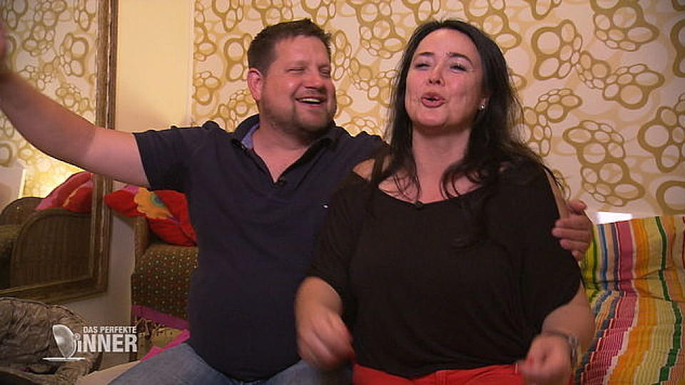 Das perfekte Dinner: Lachflash beim Dessert Stefan und Ana haben Spaß