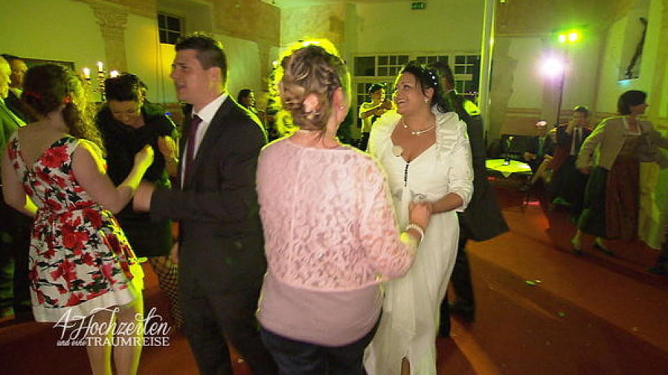 4 Hochzeiten und eine Traumreise: Sandra und Alois im Dankesrausch 4 Hochzeiten und eine Traumreise: Auf der Hochzeitsfeier wurde ordentlich getanzt