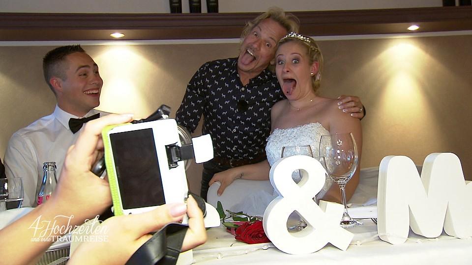 4 Hochzeiten und eine Traumreise: Nur was für Nachteulen 4 Hochzeiten und eine Traumreise: Lustige Foto-Aktion auf Sinas Hochzeitsfeier