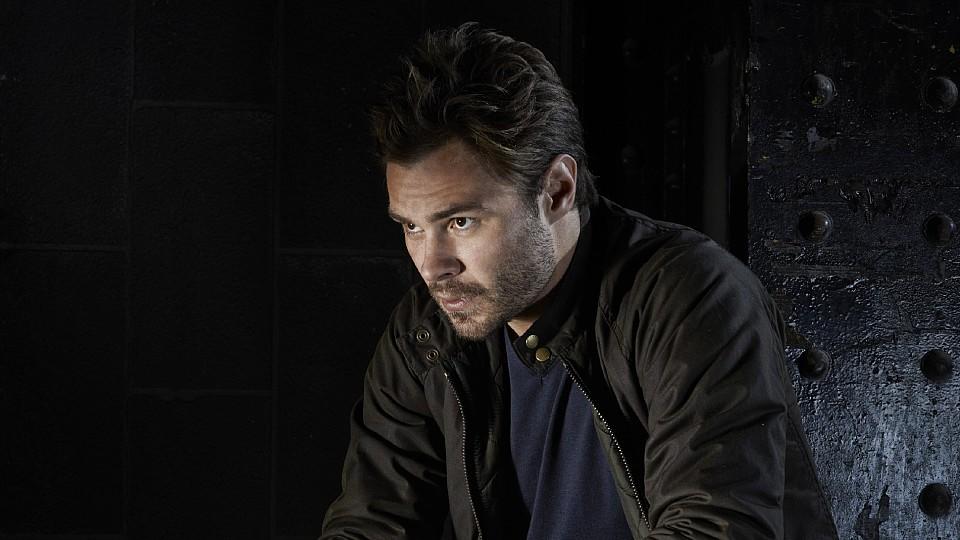 Patrick John Flueger spielt Officer Adam Ruzek in Chicago P.D. Patrick John Flueger spielt Officer Adam Ruzek in Chicago P.D.