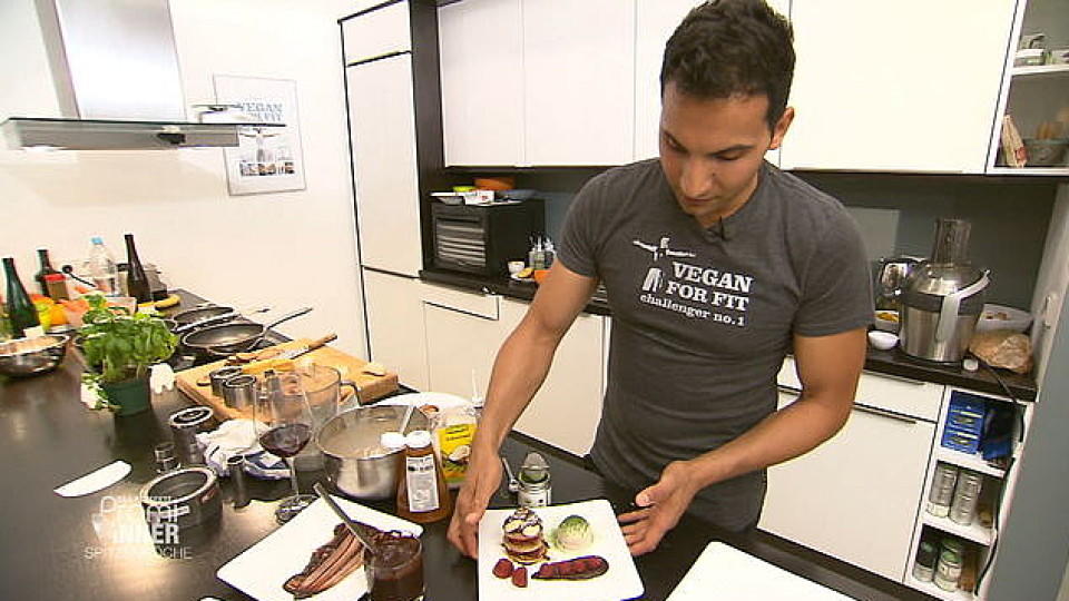 Das perfekte Dinner: Bei Attila Hildmann wird jeder satt Das perfekte Promi Dinner: Attila gibt sich beim Anrichten seines Desserts besonders viel Mühe