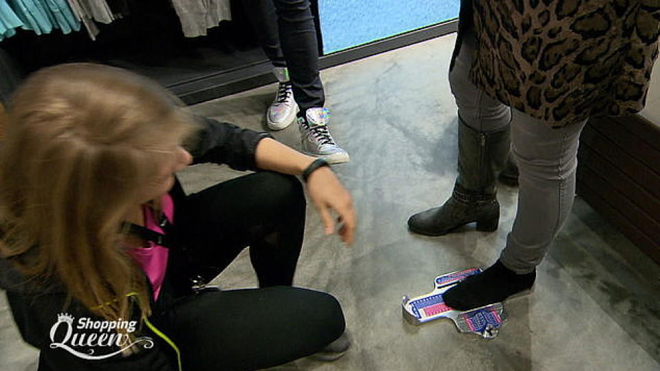 Promi Shopping Queen: "Kleine" Ulla ganz groß Promi Shopping Queen: Was für ein Service!