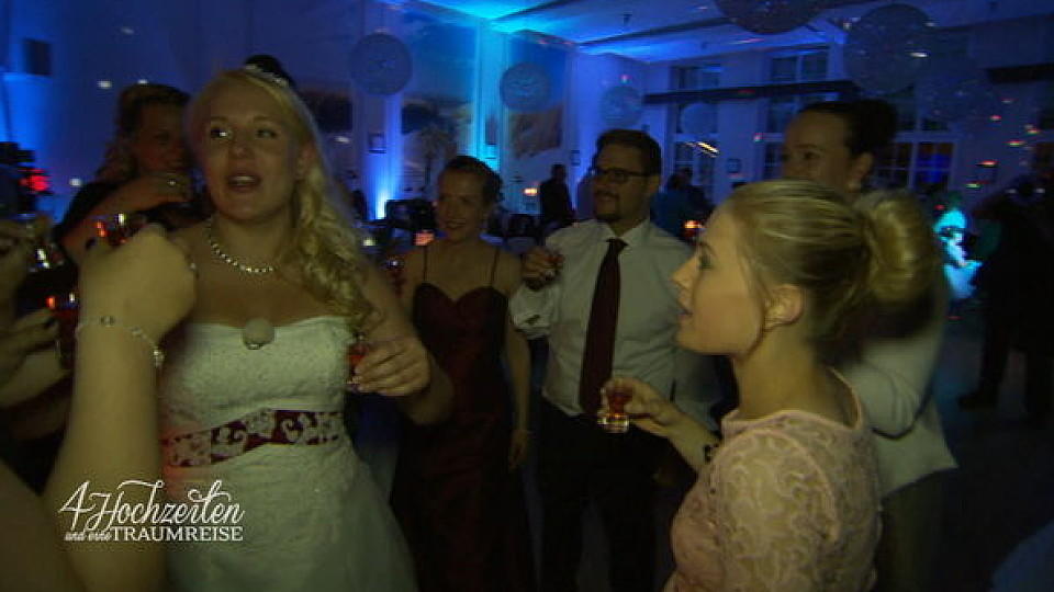4 Hochzeiten und eine Traumreise: Wer braucht denn schon einen Schokobrunnen?! 4 Hochzeiten und eine Traumreise: Selbst auf der Tanzfläche können Nadine und Co. nicht auf ihre Gläschen verzichten