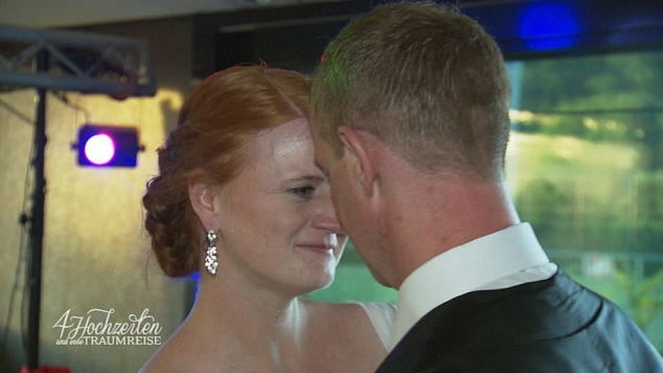 4 Hochzeiten und eine Traumreise: Enttäuschung bei den Gastbräuten 4 Hochzeiten und eine Traumreise: Tanja und Timo genießen ihren Eröffnungstanz sichtlich