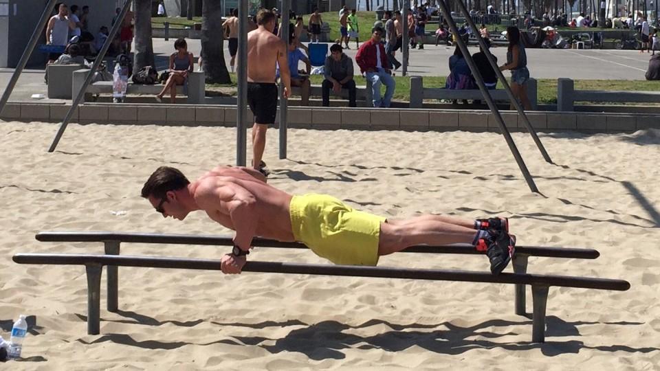 Auf und davon: Maximilian Klock - Auf den Spuren von Arnold Schwarzenegger "auf und davon": Maxi aus Gießen beim Fitnesstraining am Strand.