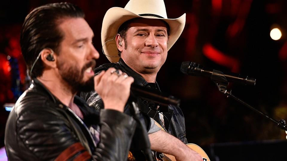 Sing meinen Song 2016: "The BossHoss" machen "Superheld" zum Country-Rap Alec Völkel und Sascha Vollmer von "The BossHoss" präsentieren ihre Version von "Superheld"