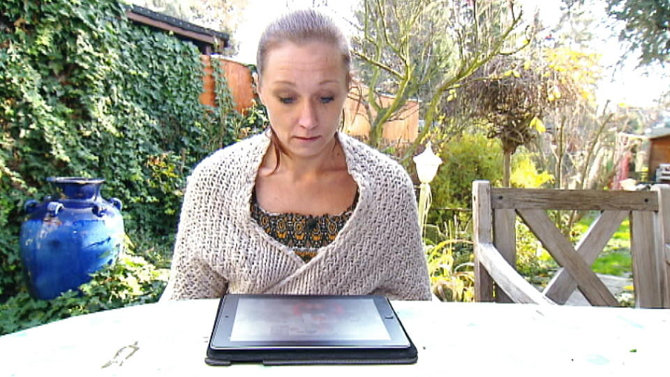 Mein Kind, dein Kind: Mutter Julia veröffentlich im Internet nicht jugendfreie Themen Mein Kind, dein Kind - Wie erziehst du denn? Mutter Dorothea traut ihren Augen nicht, als sie Julias Videoblog im Internet sieht.