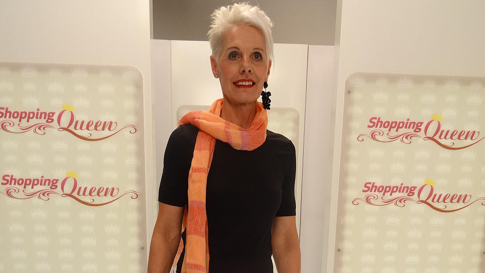 Shopping Queen: Mo trägt rote Hot Pants auf dem Catwalk in Düsseldorf Mo präsentiert ihren Look bei "Shopping Queen"