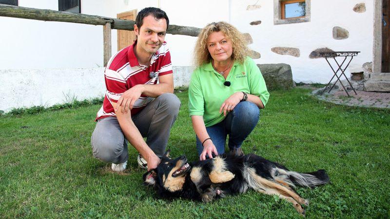 Die Arche Sternenhof, 2 Erwin Denkmayer und Christina Schmidt mit der Hündin Hope. Foto: VOX/DOCMA TV/Dr. Gerald Krakauer