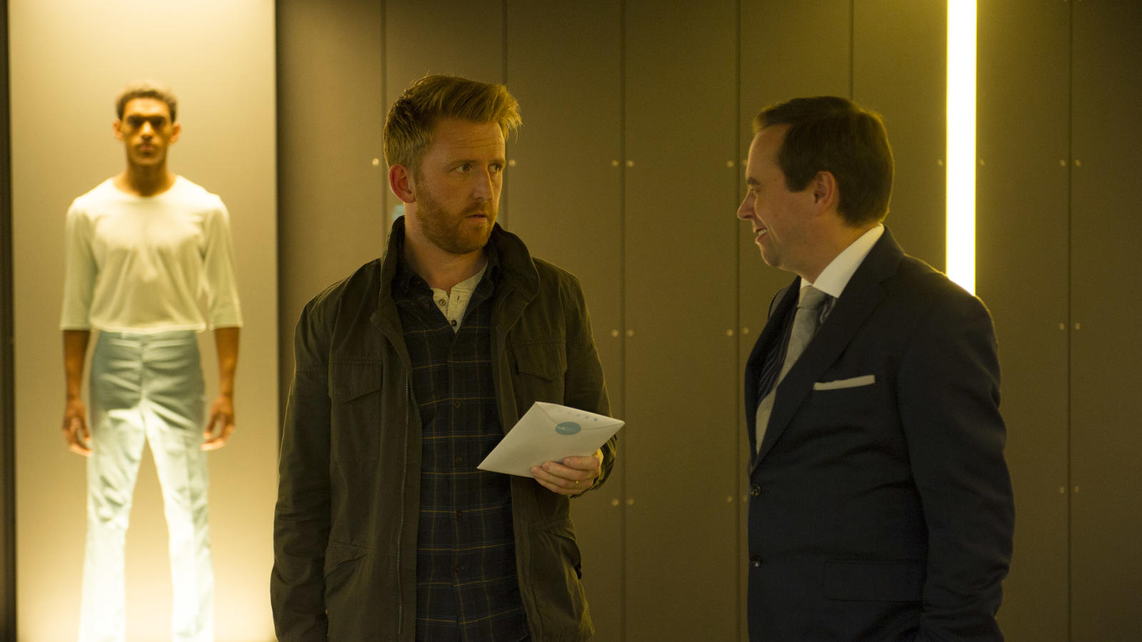 VOX holt britische Erfolgsserie "Humans" ins deutsche Free-TV! Episode 1.L-R Joe Hawkins (Tom Goodman-Hill) and Salesman (Dan Tetsell)
