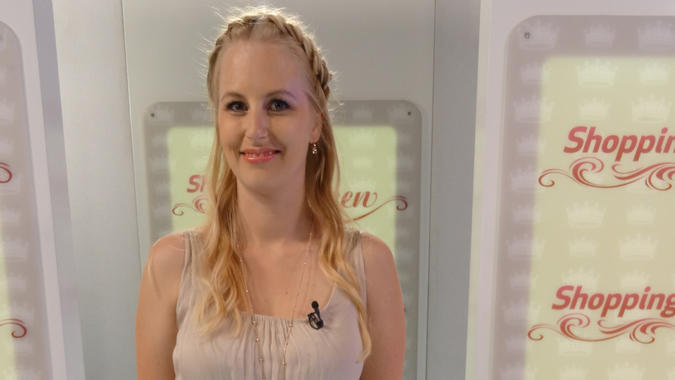 Shopping Queen: Karin präsentiert ihren Romantik-Look auf dem Catwalk "Shopping Queen"-Kandidatin Karin auf dem Catwalk