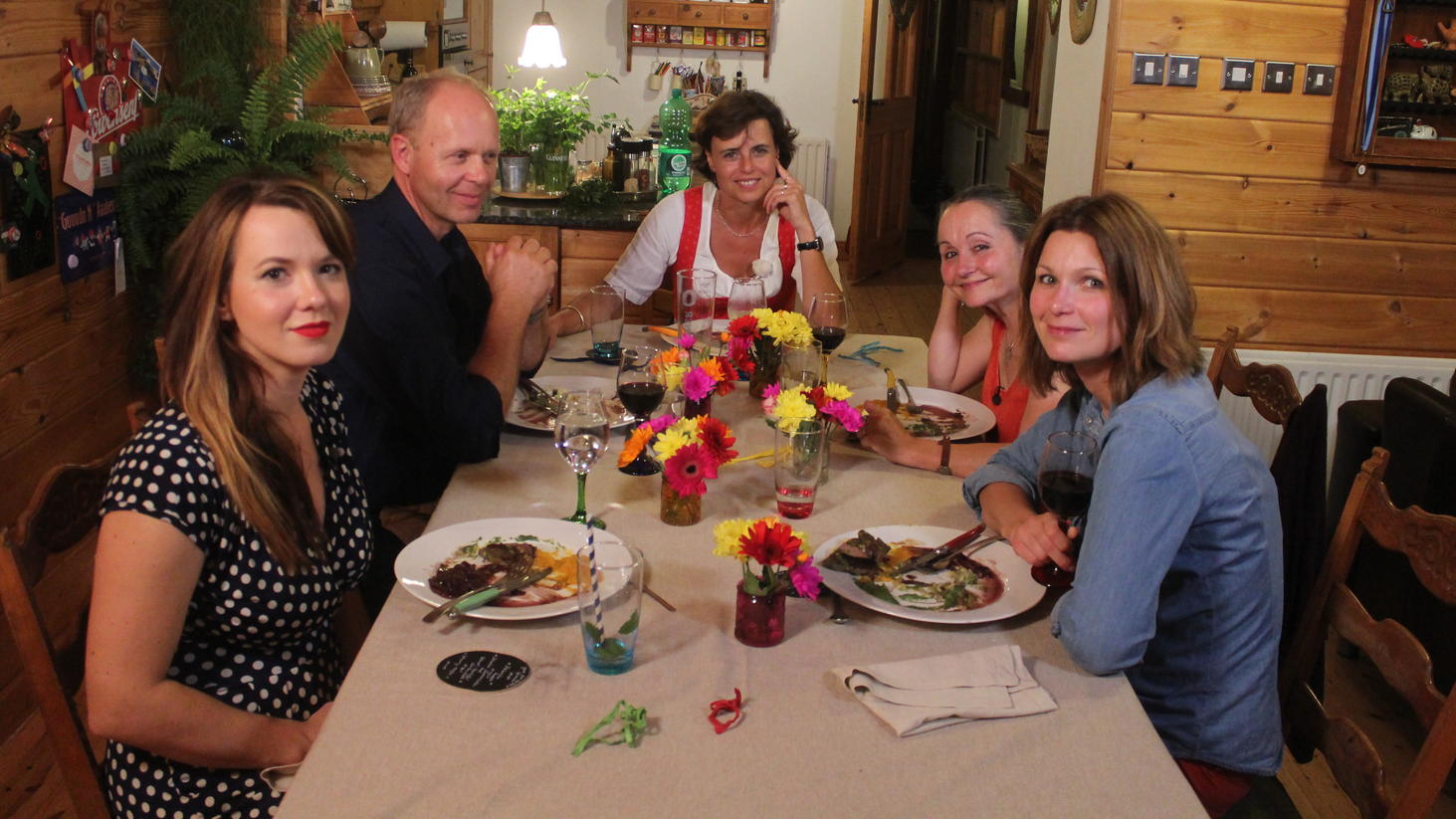 Das perfekte Dinner: Fünf Hobbyköche kochen in Irland v.l.: Alena, Folke, Tanja, Susanne, Melanie © VOX / ITV Studios