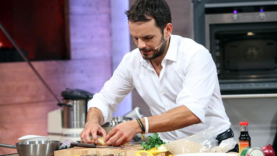 Grill den Henssler: Reiner "Calli" Calmund gibt Steffen Henssler 10 Punkte für sein "Surf and Turf" Starkoch Steffen Henssler