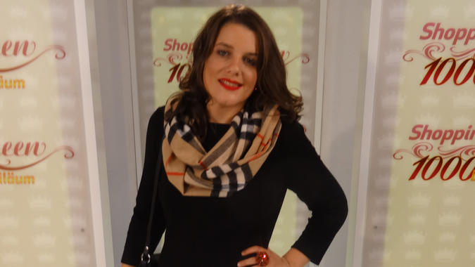 Shopping Queen: Daniela setzt ihren Schal von Burberry in Szene "Shopping Queen"-Kandidatin Daniela