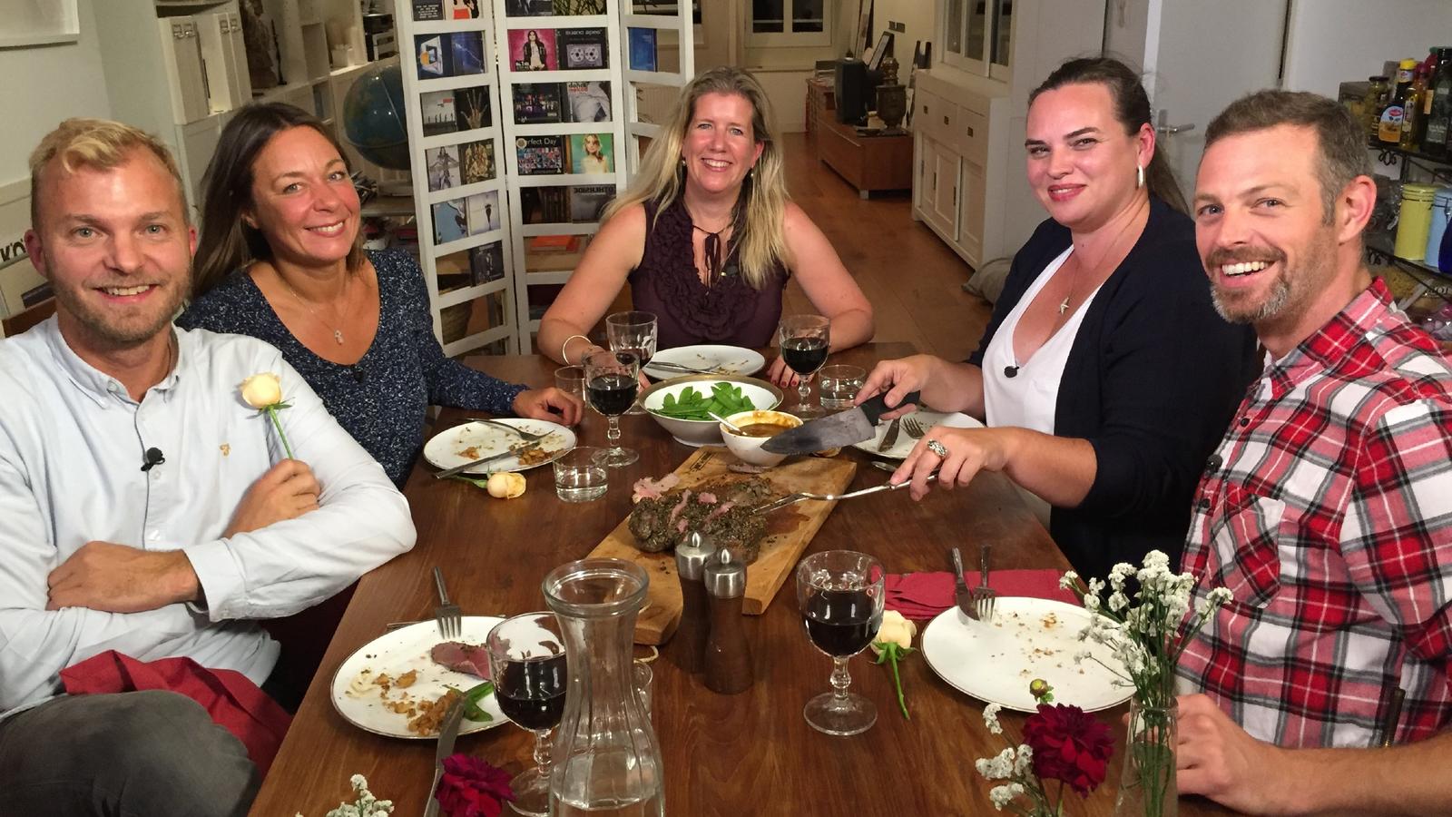 Das perfekte Dinner: Regine eröffnet die Amsterdamer Runde V.l.: Benjamin, Yvonne, Gastgeberin Regine, Nathalie und Peter.