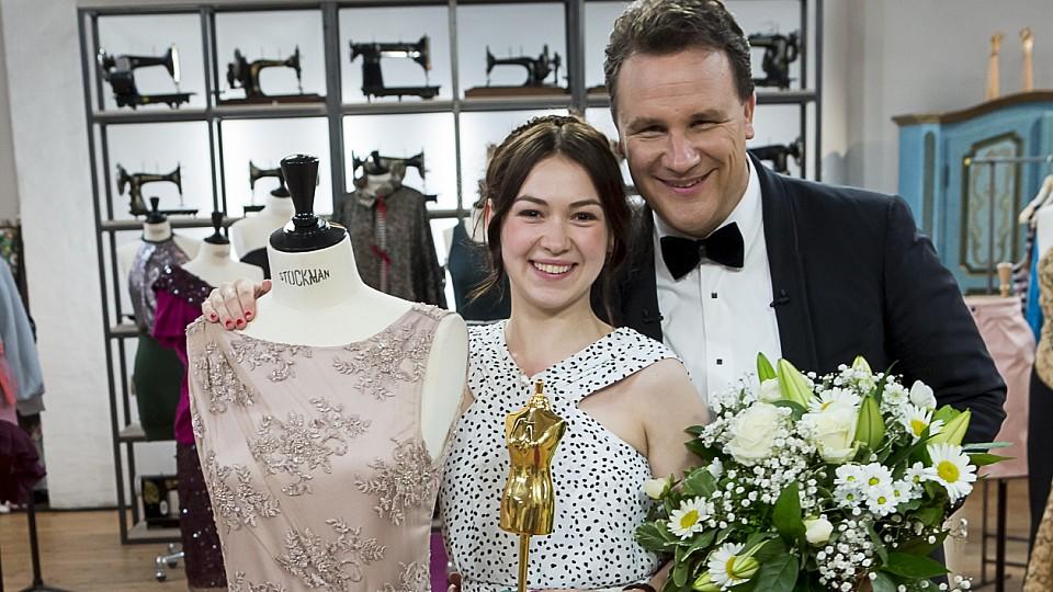Geschickt eingefädelt 2016: Anikas Abendkleid ist eine optische Augenweide Eine strahlende Siegerin: Anika gewinnt "Geschickt eingefädelt" und posiert mit Guido Maria Kretschmer vor ihrem Siegerkleid.