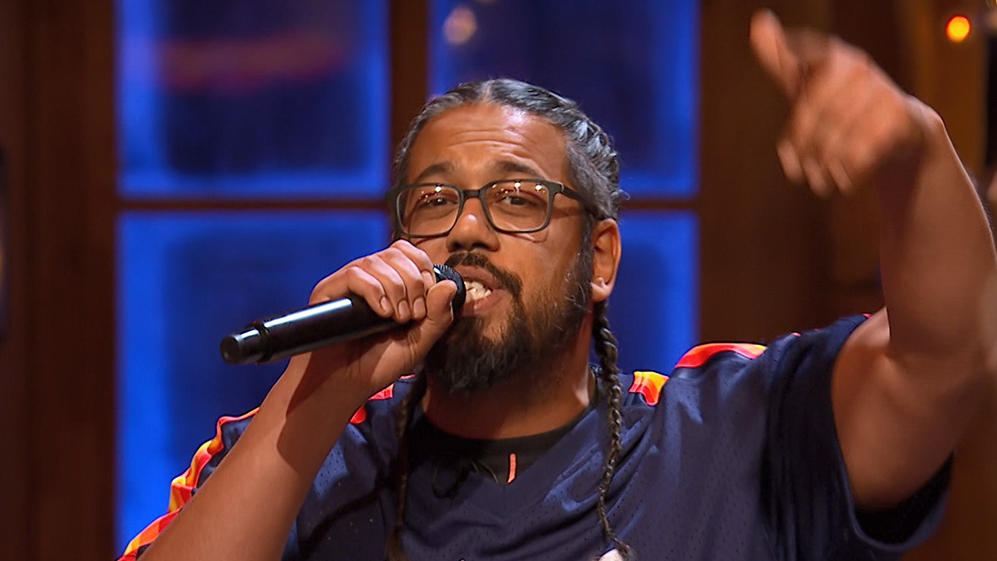 Sing meinen Song 2016: Samy Deluxe überrascht mit "The Dock Of The Bay" Bei "Sing meinen Song - das Weihnachtskonzert" 2016 performt Samy Deluxe den ungewöhnlichen Weihnachtssong "The Dock of The Bay".