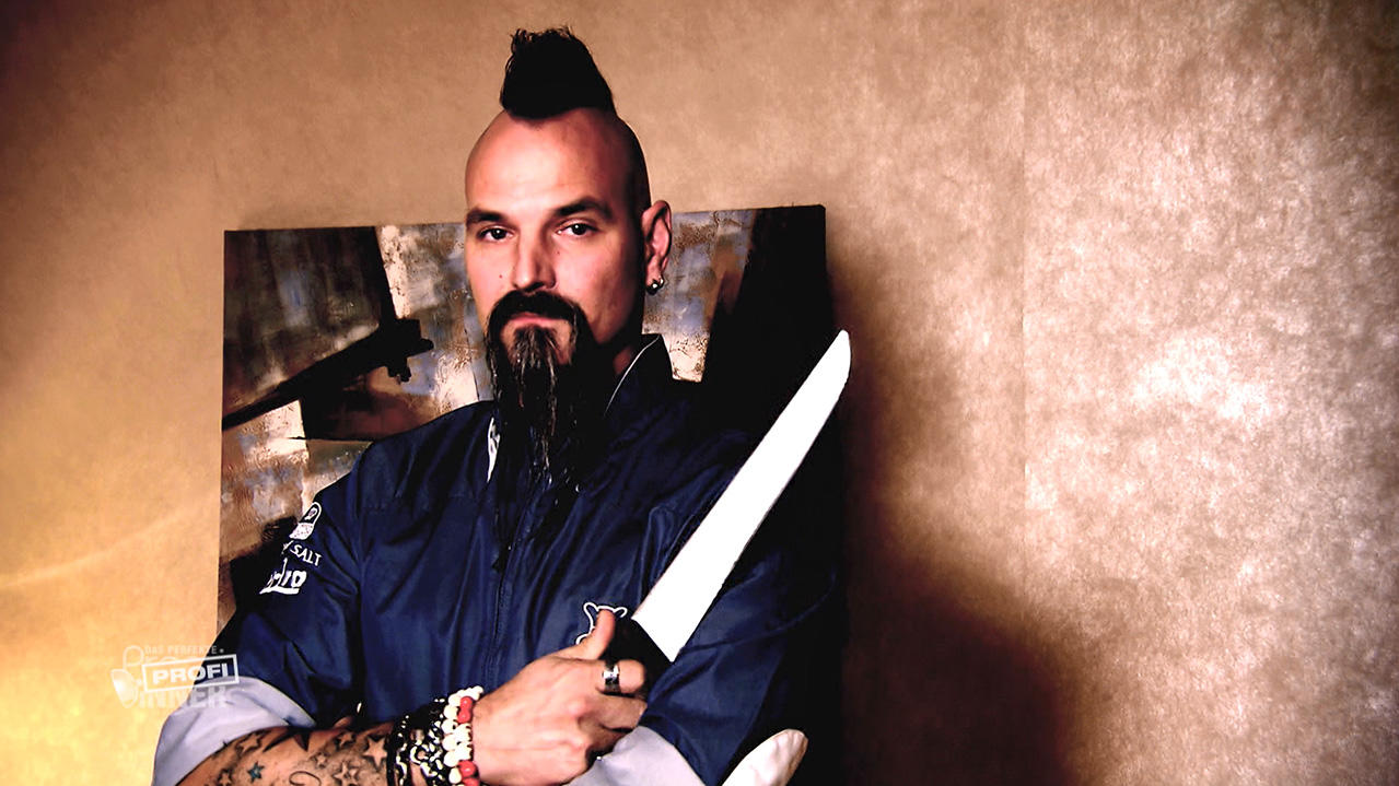 Das perfekte Profi-Dinner: "Rocking Chef" Ralf Jakumeit rockt die Spitzenköche-Welt Mit Iro und rockiger Lässigkeit trumpft Ralf Jakumeit beim "perfekten Profi-Dinner" auf.