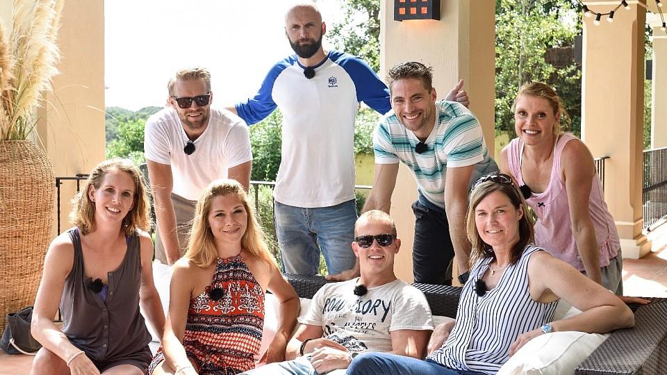 Ewige Helden 2017: Ganze Folgen und den VOX-Live-Stream online bei TV NOW sehen Ewige Helden Staffel zwei - Gruppenbild der teilnehmenden acht Sportler in ihrer spanischen Villa
