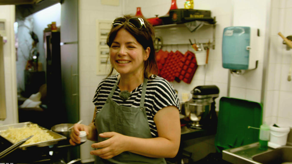 Kitchen Impossible 2017: Tim Mälzer erkämpft sich den Sieg gegen Maria Groß Maria Groß mit Kitchen Impossibel in Barcelona