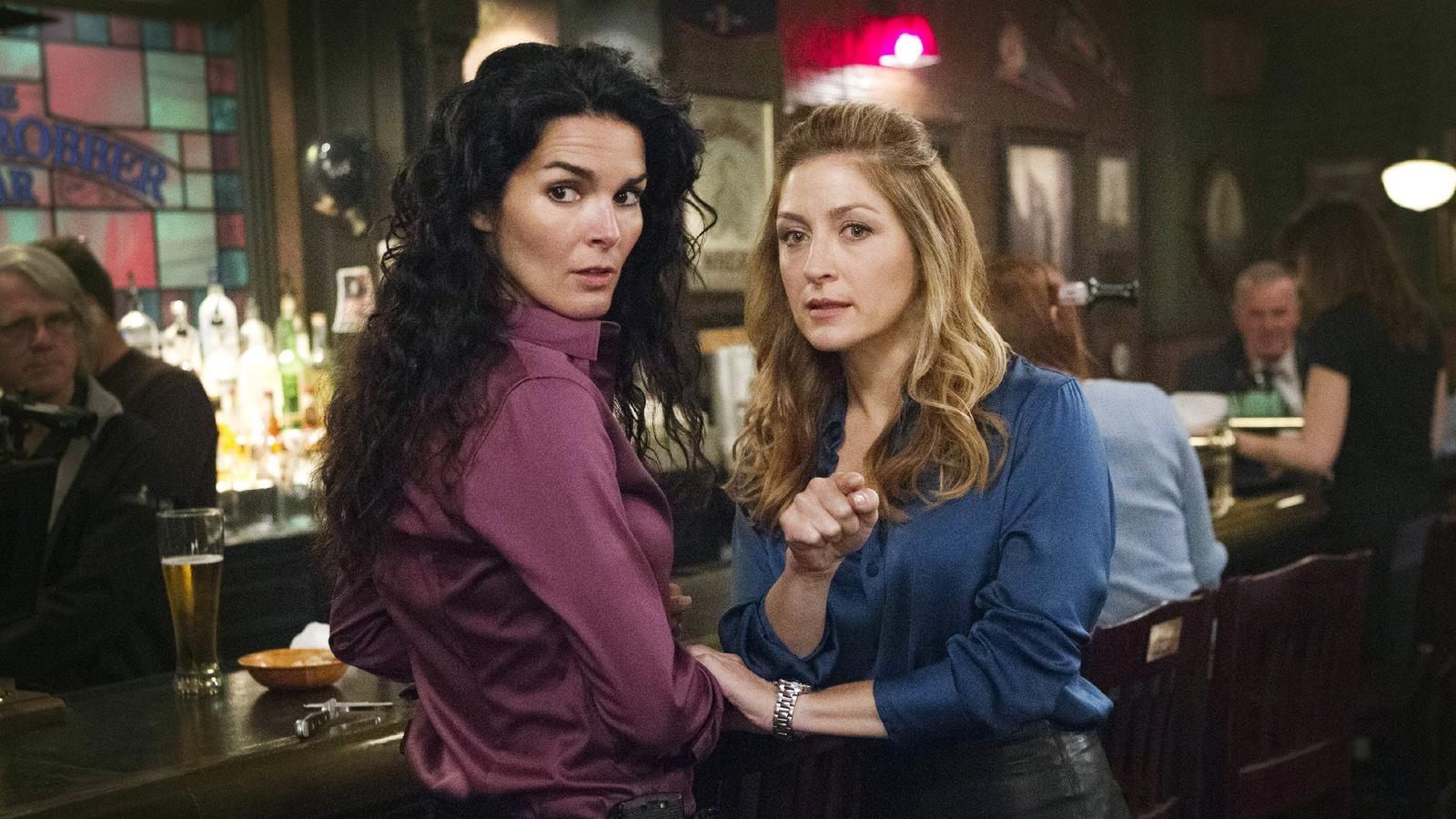 Rizzoli & Isles: Ganze Folgen und den VOX-Live-Stream gibt es online bei TV NOW Jane Rizzoli (Angie Harmon, l.) und Maura Isles (Sasha Alexander) ermitteln in einem Mordfall an einem Psychologen-Paar. Eines der Mordopfer hat vor seinem Tod mehrfach versucht Jane zu erreichen. Was wollte das Opfer von ihr?