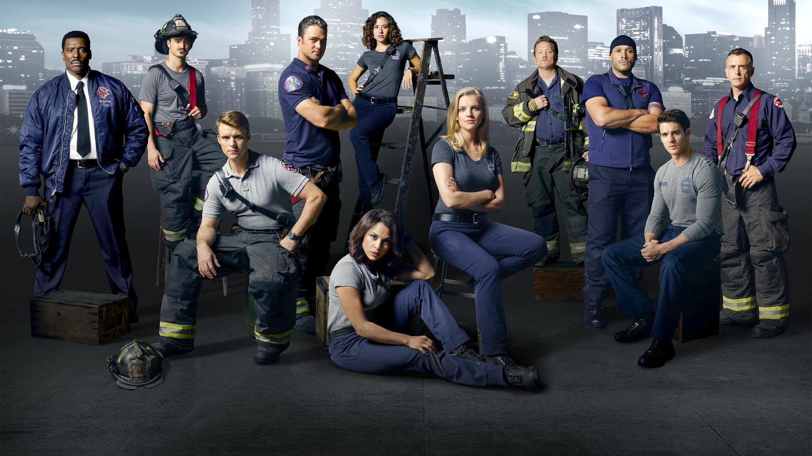 Chicago Fire - vierte Staffel ab dem 21. April V.l.: Chief Wallace Boden (Eamonn Walker), Matthew Casey (Jesse Spencer), Otis (Yuri Sardarov), Kelly Severide (Taylor Kinney), Gabriela Dawson (Monica Raymund), Stella Kid (Miranda Rae Mayo), Sylvie Brett (Kara Kilmer), Joe Cruz (Joe Minoso), Jimmy