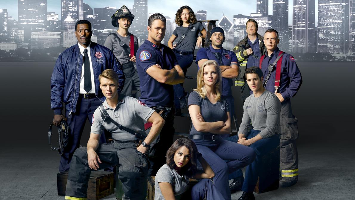 Chicago Fire: Darum geht es in der vierten Staffel! V.l.: Chief Wallace Boden (Eamonn Walker), Matthew Casey (Jesse Spencer), Otis (Yuri Sardarov), Kelly Severide (Taylor Kinney), Gabriela Dawson (Monica Raymund), Stella Kid (Miranda Rae Mayo), Sylvie Brett (Kara Kilmer), Joe Cruz (Joe Minoso), Jimmy