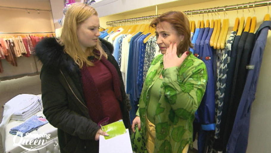 Shopping Queen: Gitte sucht in Mannheim und Heidelberg nach einem Greenery-Look Sabrina versucht Gitte klarzumachen, dass ihr Outfit zu extrem ist.