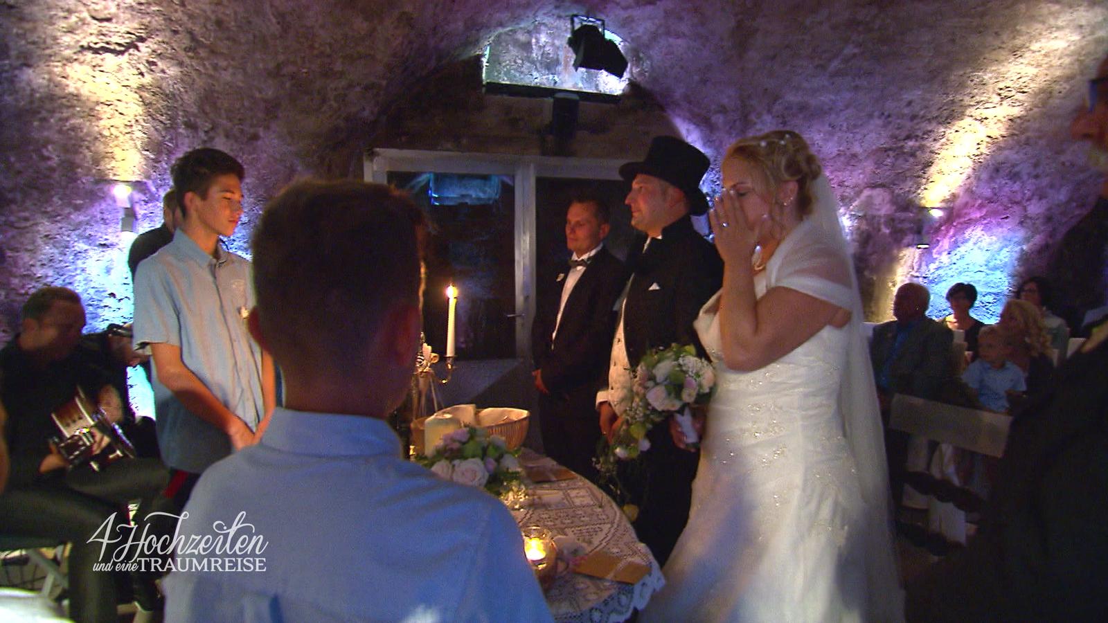 "4 Hochzeiten und eine Traumreise": Monikas Mühen haben sich gelohnt Die Söhne fangen mit dem Weinen an, die Hochzeitsgesellschaft folgt
