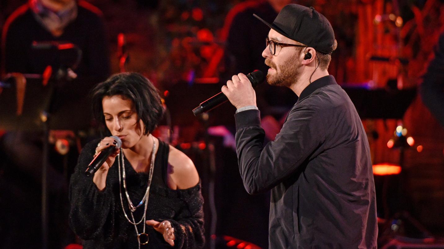 Sing meinen Song 2017: Stefanie Kloß und Mark Forster glänzen mit "Irgendwas bleibt" Stefanie Kloß und Mark Forster singen "Irgendwas bleibt" im Duett.