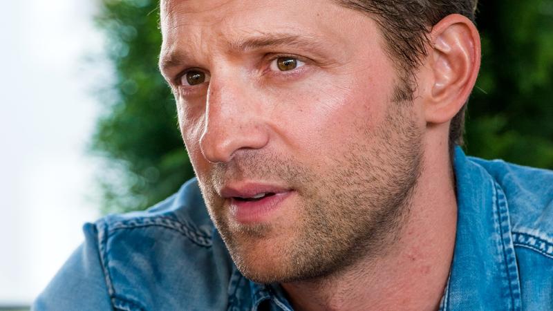 Grill den Profi 2017: Alexander Kumptner – Der sportliche Starkoch mit Schwung Alexander Kumptner tritt bei "Grill den Profi" an.