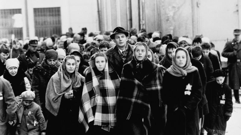 Der Hintergrund Unter Einsatz seines Lebens rettet Oskar Schindler (Liam Neeson) über 1.100 Juden vor dem Tod. Foto: VOX/Universal Studios