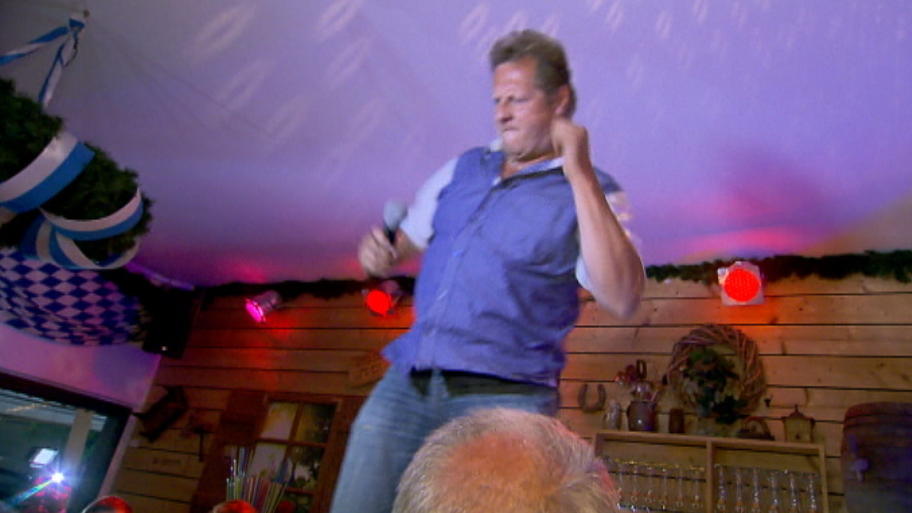 Jens gibt sein Debüt als Partysänger Jens gibt sein Debüt als Partysänger