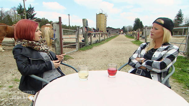 Maritta behandelt Jenny von oben herab Maritta behandelt Jenny von oben herab