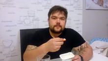 Michael zieht den neuen Ernährungsplan durch Michael zieht den neuen Ernährungsplan durch