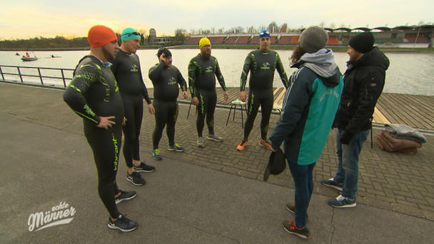 Die Männer müssen erstmals draußen schwimmen Die Männer müssen erstmals draußen schwimmen