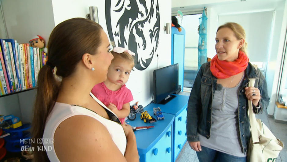 Virginias Kinder sortieren die Spielsachen nach Farben Virginias Kinder sortieren die Spielsachen nach Farben