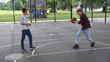 Nick zeigt Timur seine Basketball-Skills Nick zeigt Timur seine Basketball-Skills